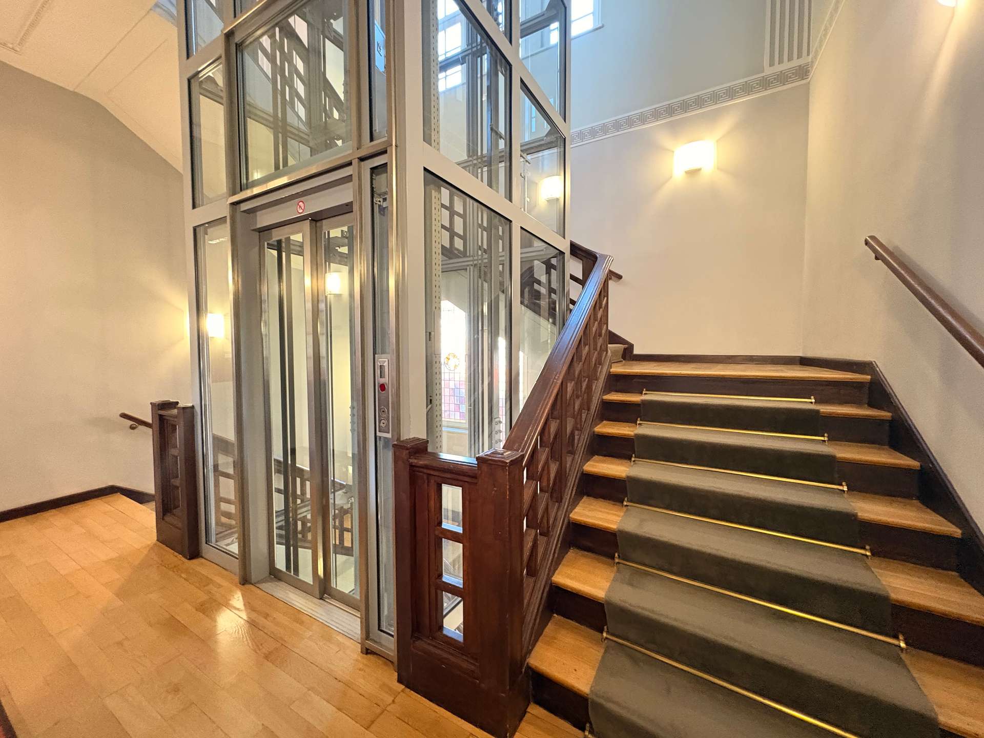 Treppenhaus mit Lift