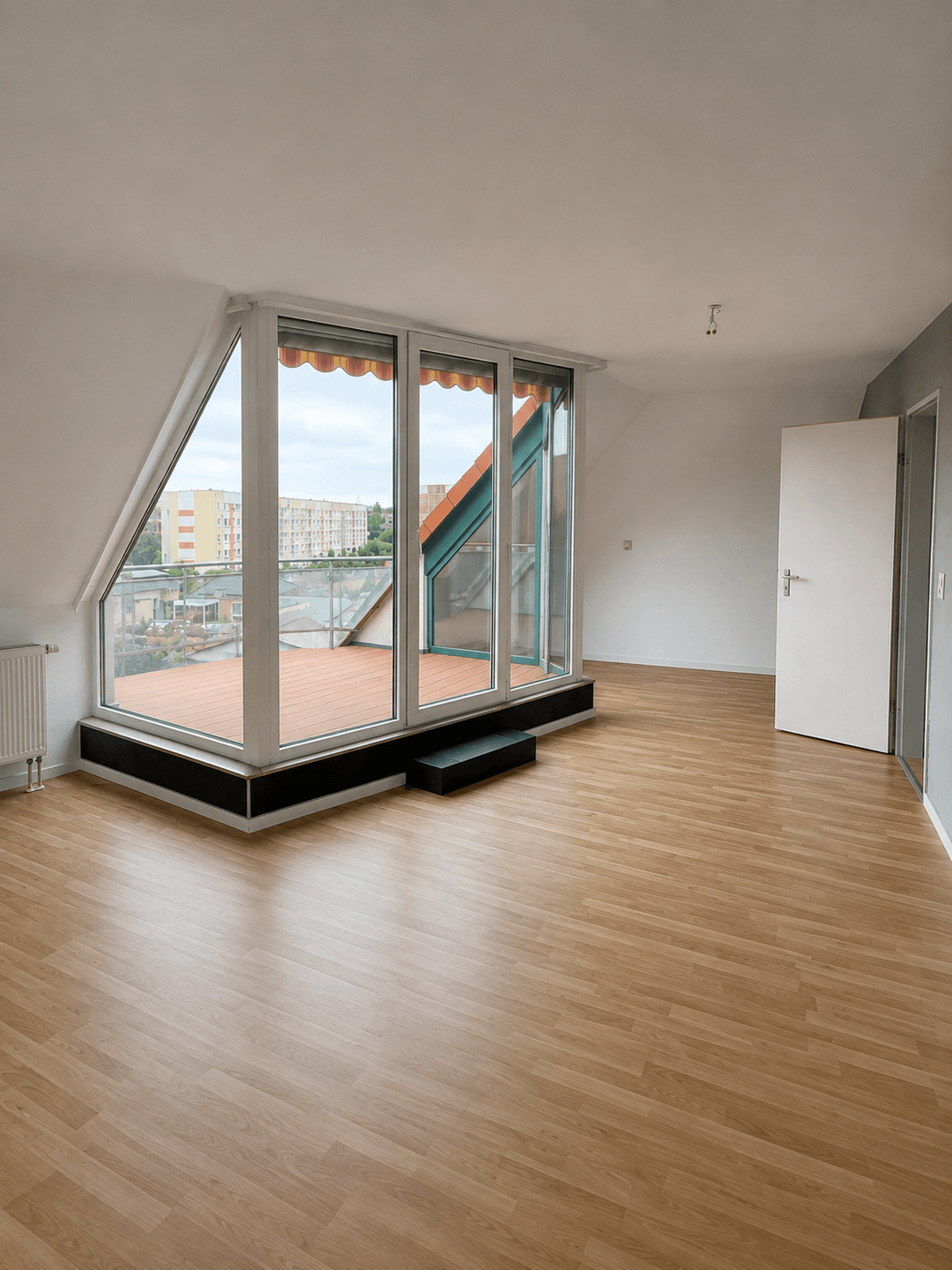 Wohnzimmer mit großem Balkon