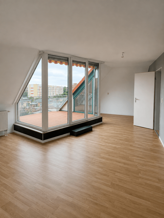 Wohnzimmer mit großem Balkon