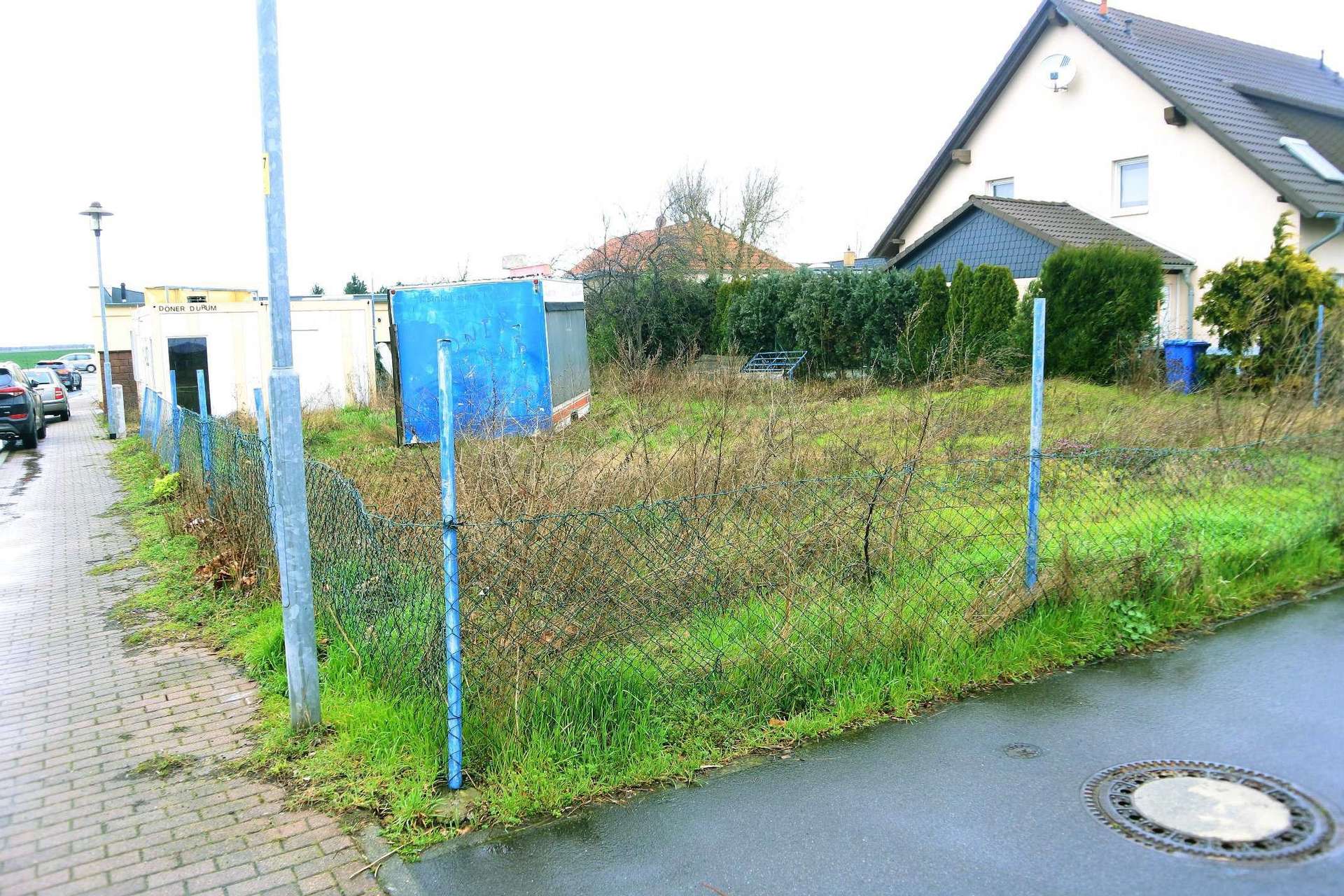 Grundstück straßenseitig