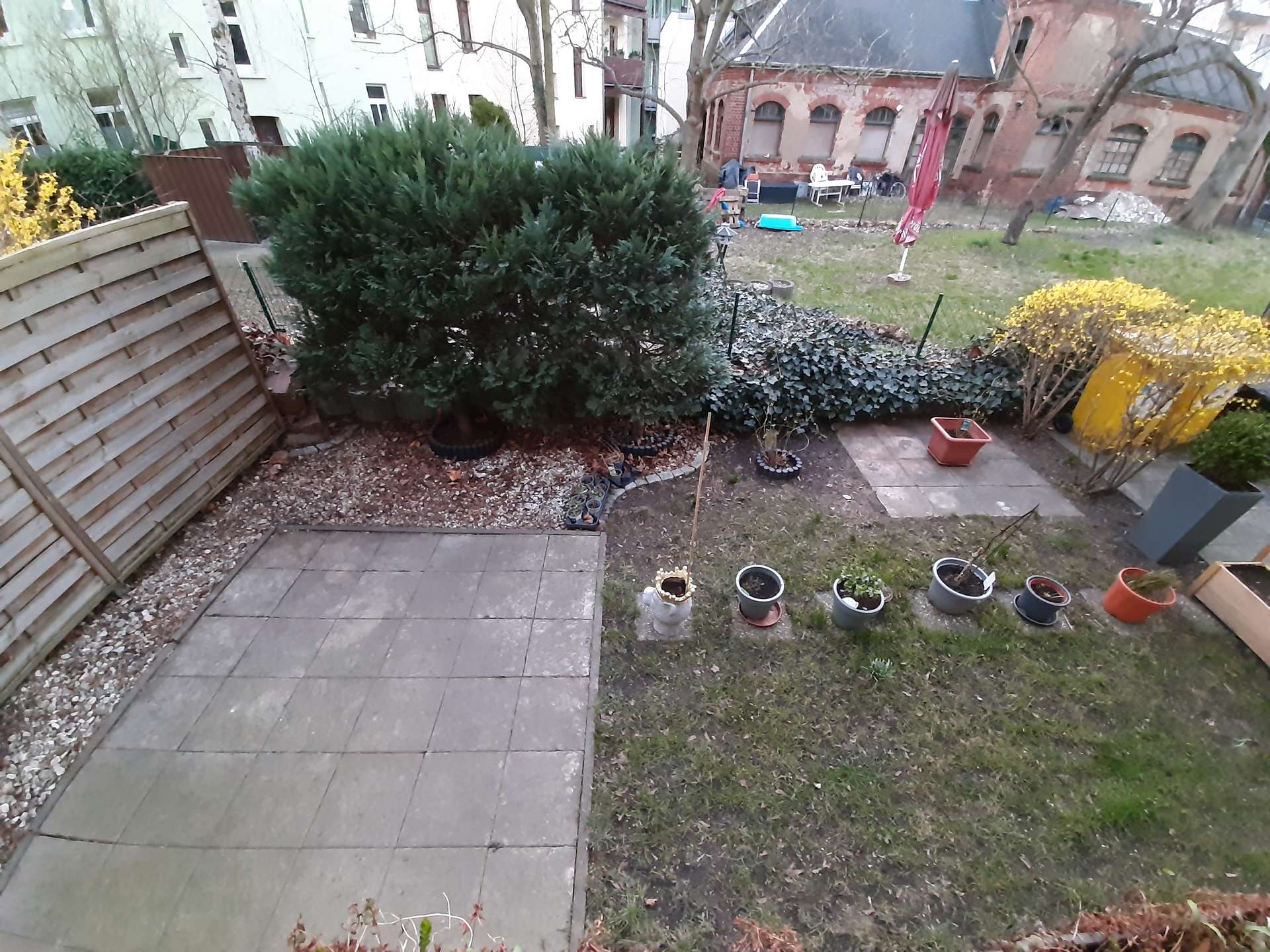 Terrasse mit Gartenanteil