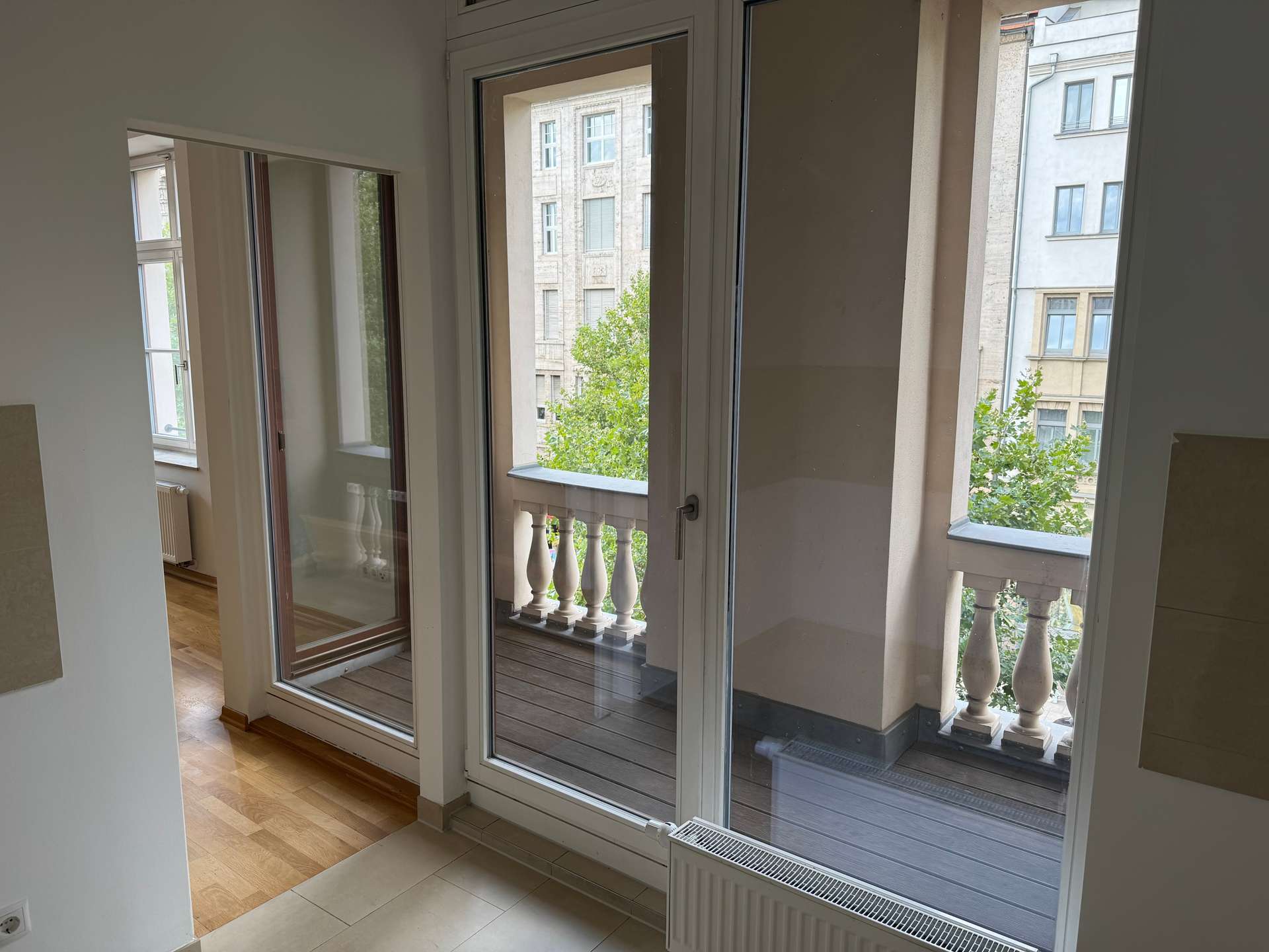Blick auf Balkon von der Küche