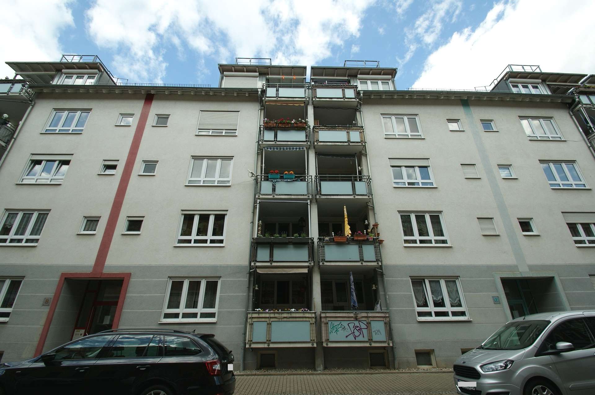 Außenansicht mit Nachbarhaus