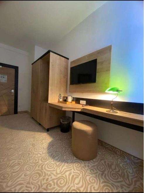 Arbeitsbereich im Gästezimmer mit TV