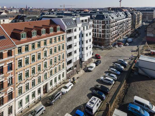 Außenansicht mit Nachbarschaftsbebauung