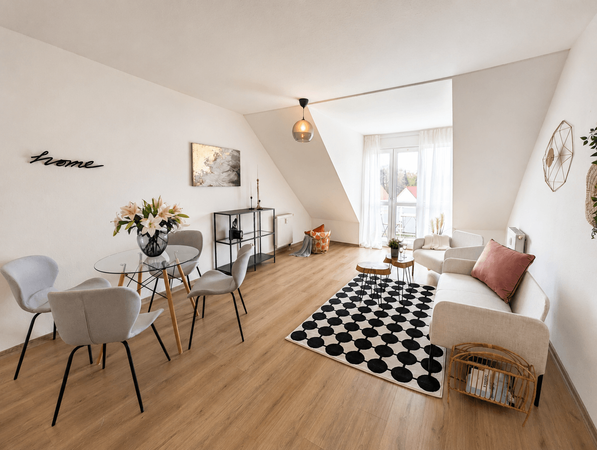 Wohnzimmer mit Balkon