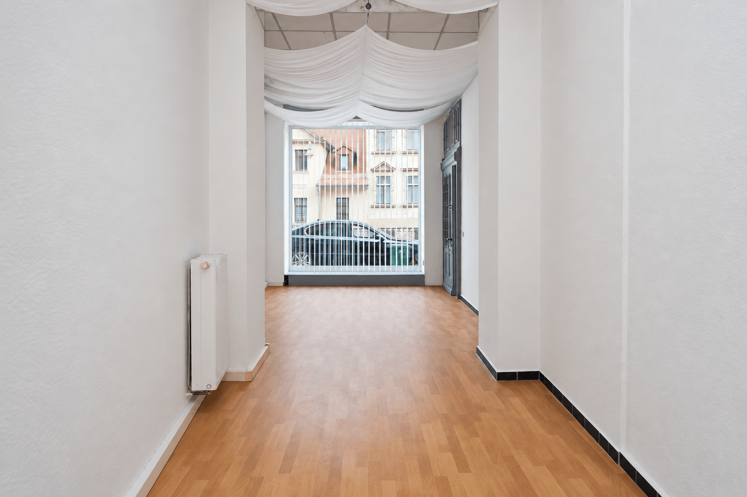 Ladenraum mit Blick zum Schaufenster