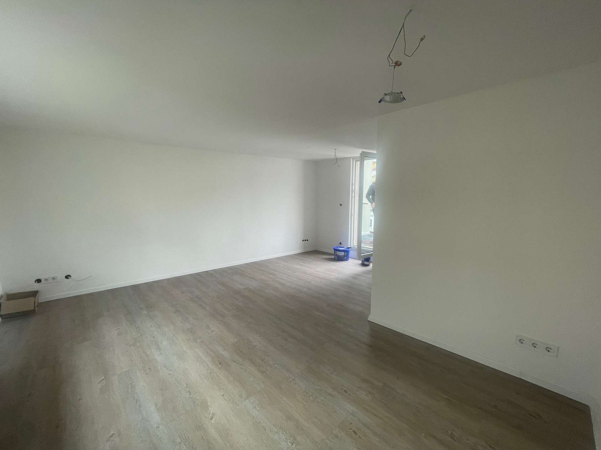Wohnraum mit Zugang zum Balkon