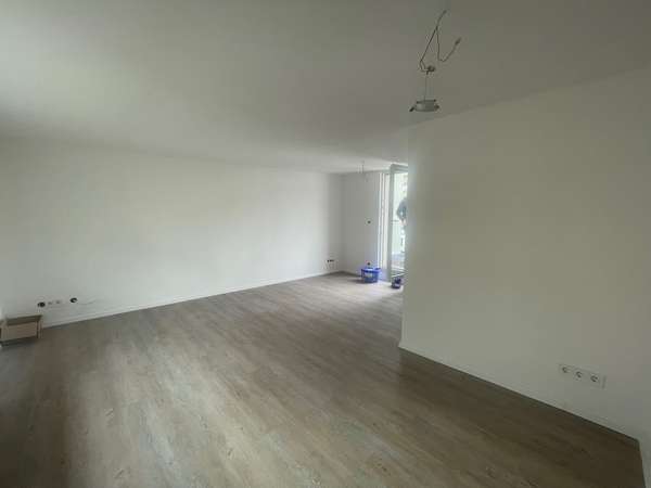 Wohnraum mit Zugang zum Balkon