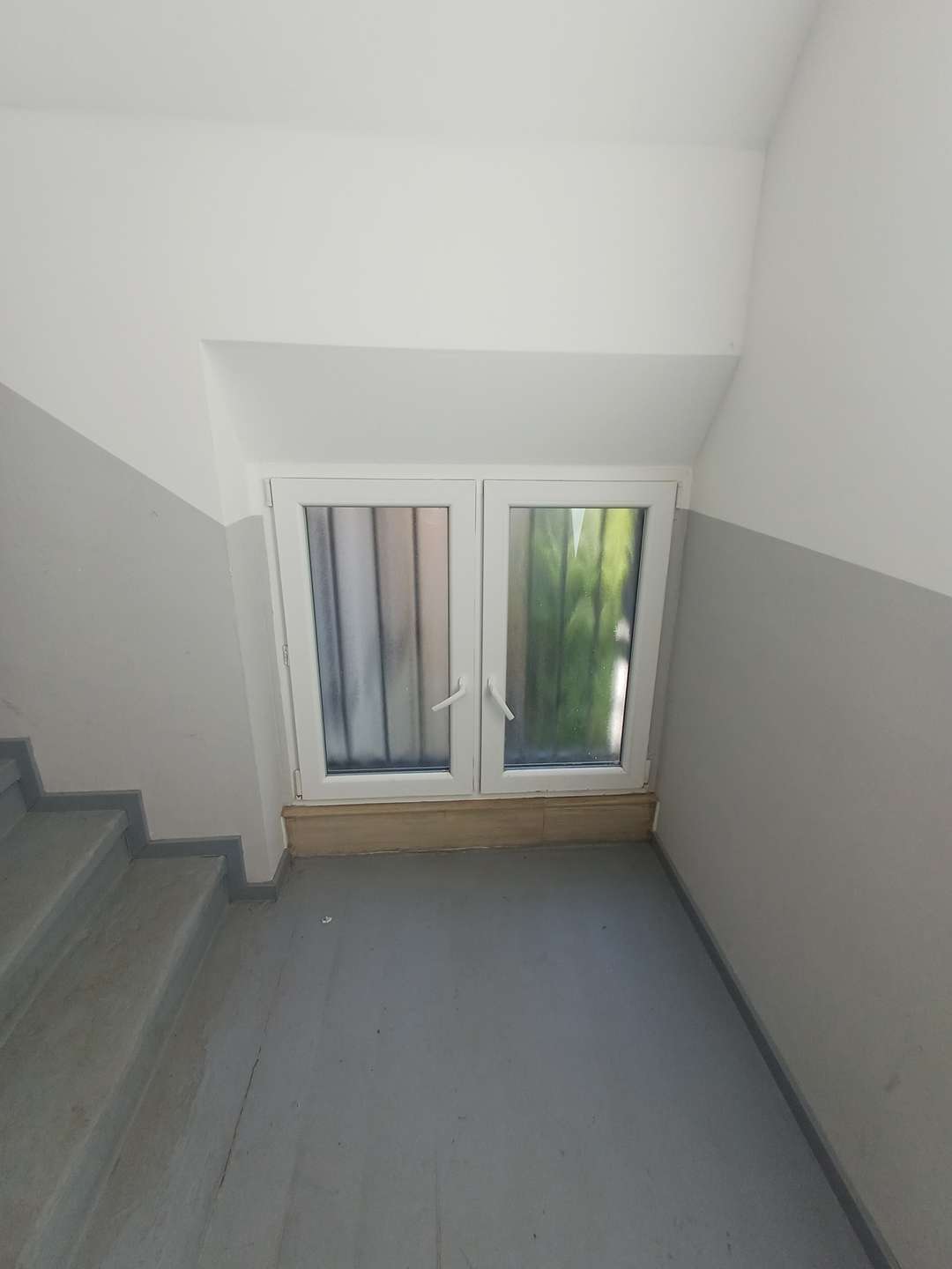 Treppenhaus mit Fenster