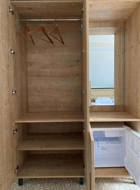 Ankleidebereich mit Minikühlschrank