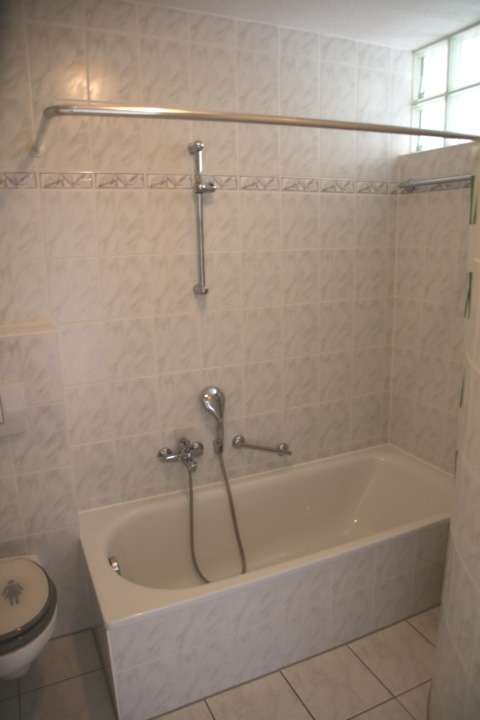 Badezimmer mit Badewanne 