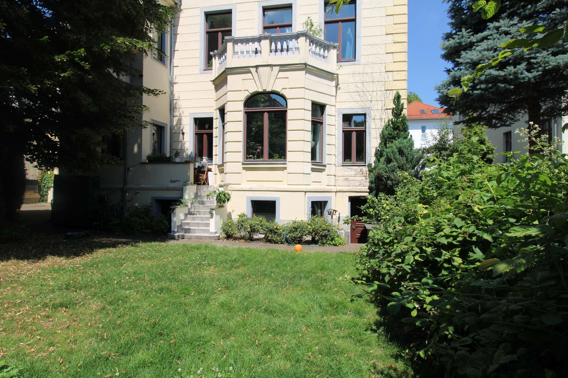 Rückseite mit Garten