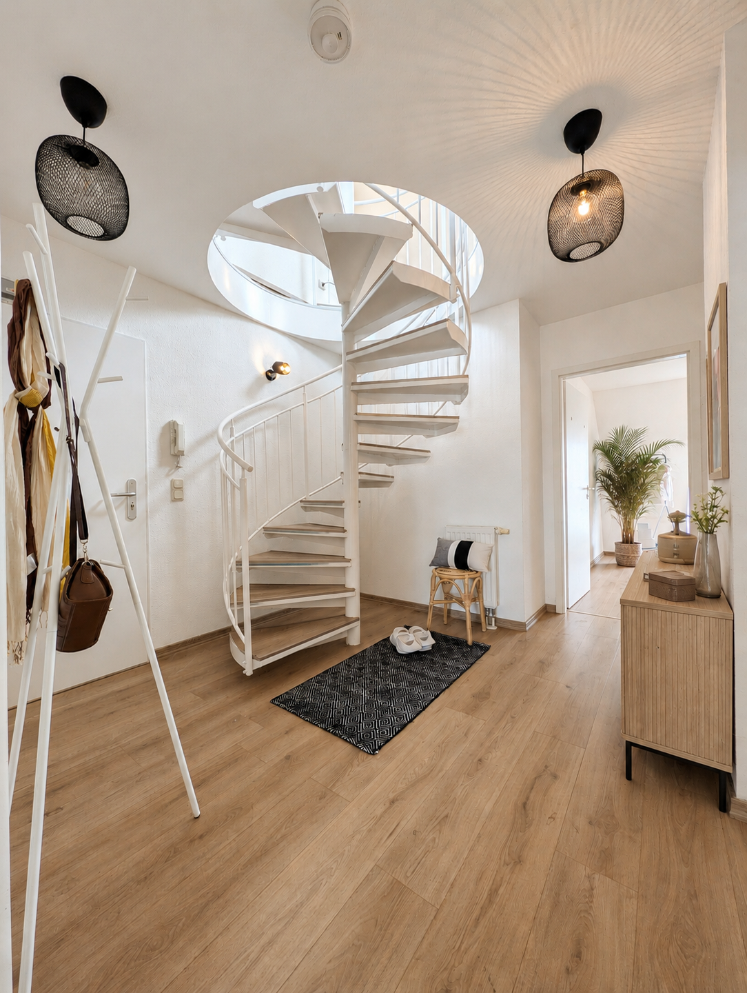 Heller Flur mit Treppe