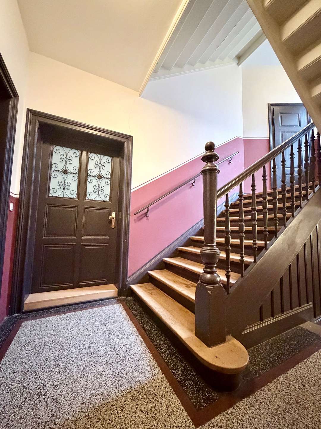 Wohnungstür mit Aufgang