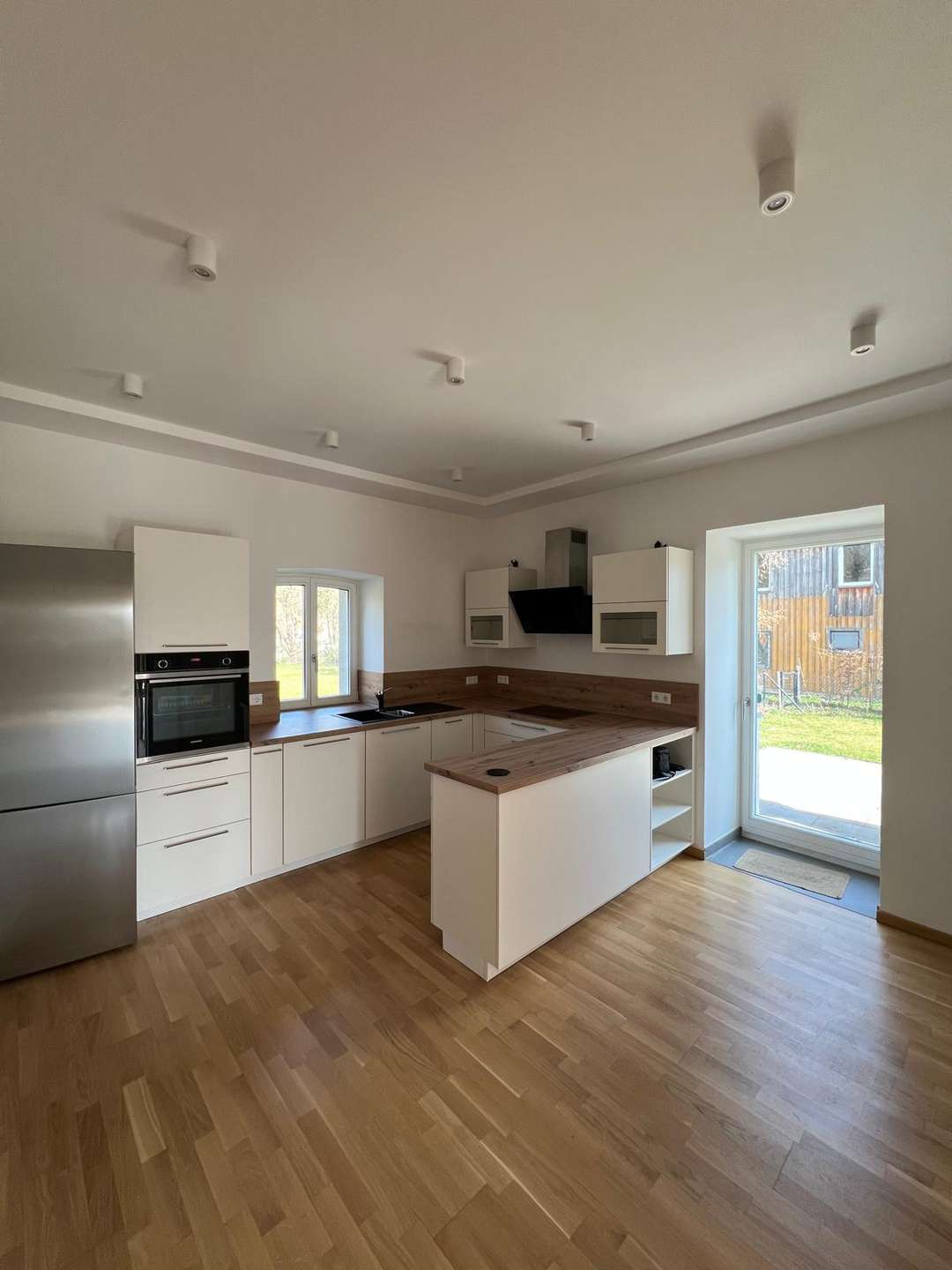 Moderne Küche mit hochwertigen Gerätschaften, Leipzig (Großzschocher)