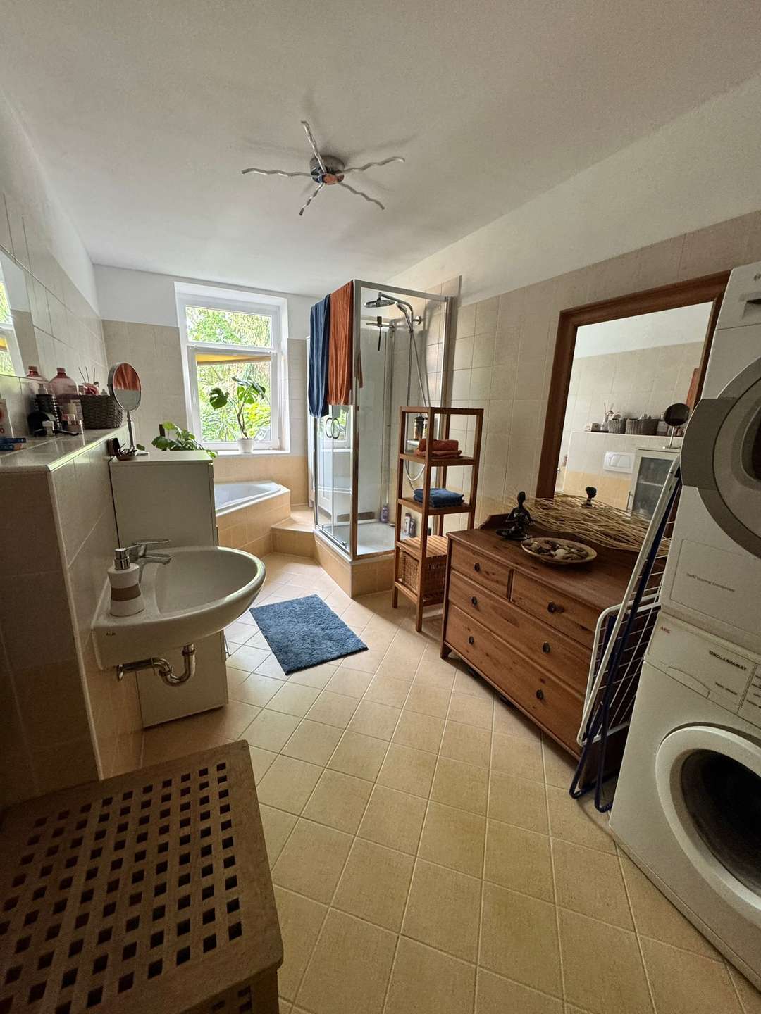 Badezimmer mit Wanne und Dusche im EG, Leipzig (Connewitz)